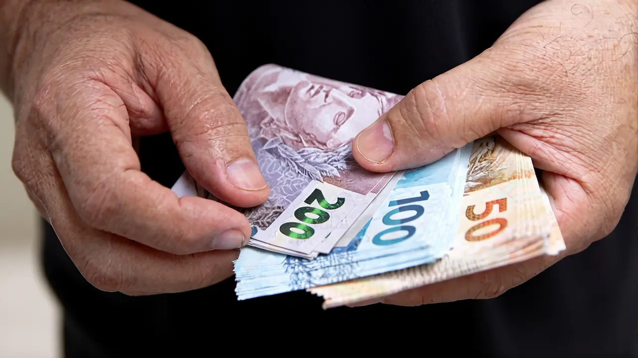 Salário mínimo sobe para R$ 1.621 em 2026; entenda o cálculo